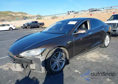 2013 Tesla Model S из США, поврежденный, VIN 5YJSA1CN0DFP11465